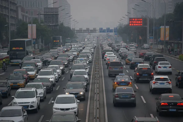 Masas Vehículos Mueven Lentamente Una Carretera Atasco Tráfico Durante Las — Foto de Stock