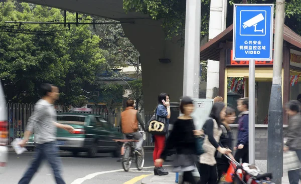 Los Peatones Pasan Por Delante Letrero Cámaras Vigilancia Calle Ciudad — Foto de Stock