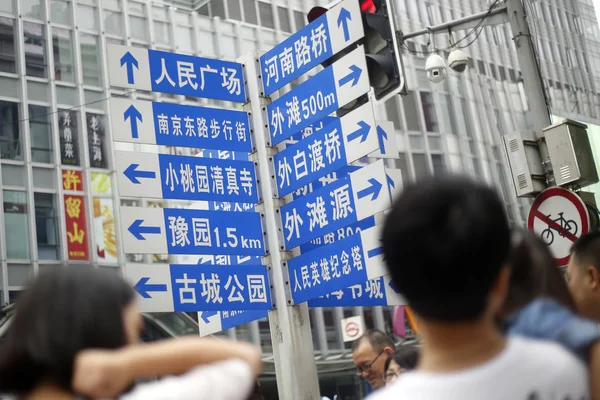 Los Turistas Visitan Calle Peatonal Comercial Nanjing Road Durante Las — Foto de Stock