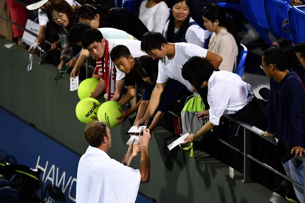 アメリカ標識の Sam Querrey 2017 上海市に上海マスターズ テニスのトーナメント中に男子シングルスの彼らの最初のラウンドの試合で日本の杉田祐一を倒した後ファンのためのサインします — ストック写真