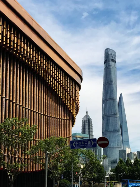 2017年9月1日 由中国上海外滩金融中心福斯特 合伙人和 Heatherwick 工作室设计的复星基金会艺术中心外观 — 图库照片