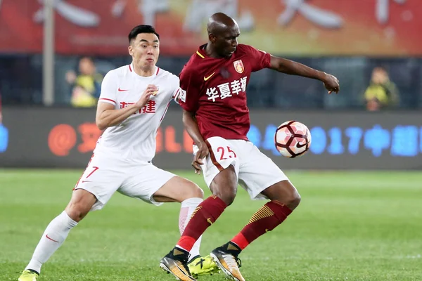 Kameruński Piłkarz Stephane Mbia Hebei China Fortune Prawo Wyzwania Zhao — Zdjęcie stockowe