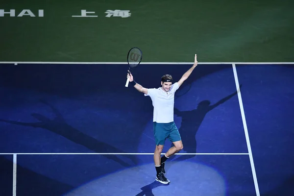 スイスのロジャー フェデラーは 2017 上海の七種森林スポーツ市テニス センターの上海マスターズ テニス大会中に男子シングルスの決勝でスペインのラファエル ナダルを破り祝う — ストック写真