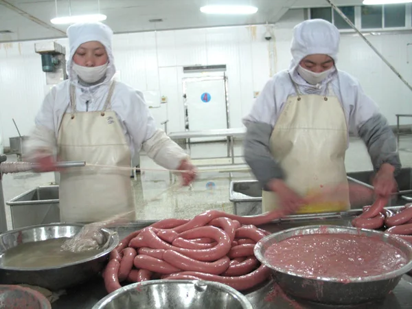 Lavoratori Cinesi Fanno Salsicce Una Fabbrica Trasformazione Alimentare Nella Contea — Foto Stock