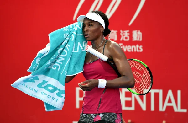 Venus Williams Stanów Zjednoczonych Ociera Potu Jak Ona Startuje Przeciwko — Zdjęcie stockowe