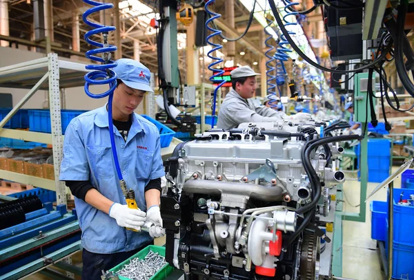 Chinese Workers Assemble Engines Autos Plant Shenyang Aerospace Mitsubishi Motors — Stock Photo, Image