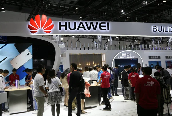 Pessoas Visitam Estande Huawei Durante Uma Exposição Pequim China Setembro — Fotografia de Stock