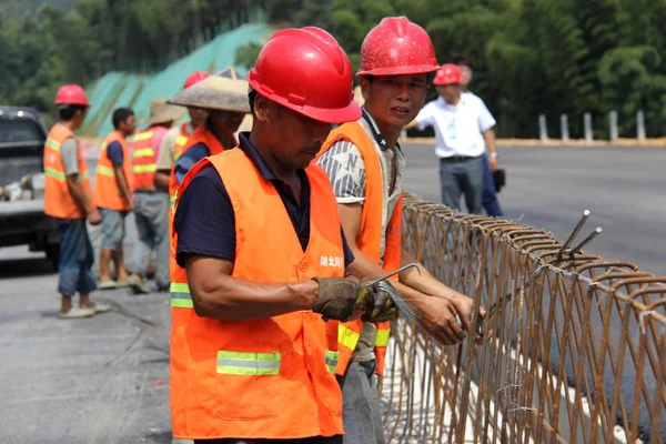 Plik Chińskich Pracowników Pracy Budowie Autostrady Yiyang Loudi Podczas Wakacji — Zdjęcie stockowe