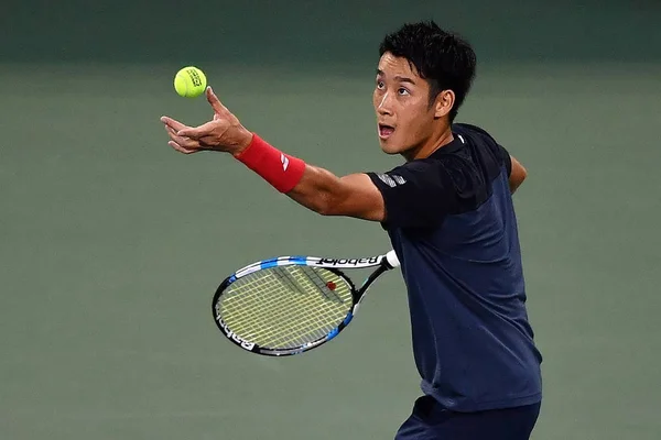 日本の杉田祐一は 2017 上海市に上海マスターズ テニスのトーナメント中にアメリカのサム クエリーに対して男子シングルスの彼らの最初のラウンドの試合で提供しています — ストック写真