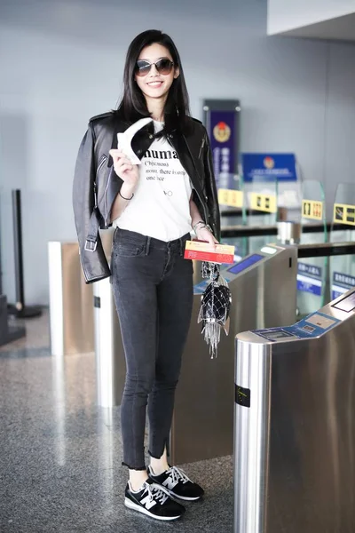 Китайская Модель Мэнъяо Известная Мин Прибывает Шанхайский Международный Аэропорт Хунцяо — стоковое фото