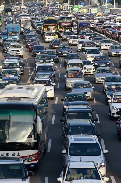 Des Masses Véhicules Circulent Lentement Sur Une Route Dans Embouteillage — Photo