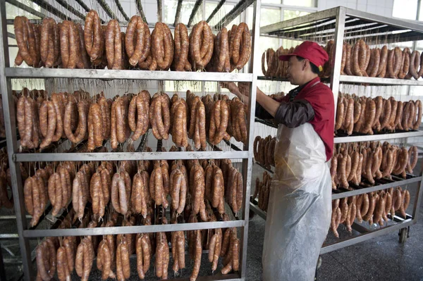 Китайский Рабочий Обрабатывает Колбасы Производственной Линии Мясокомбинате Городе Эньши Провинция — стоковое фото