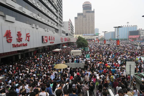 Los Pasajeros Chinos Llenan Estación Tren Zhegnzhou Antes Del Día — Foto de Stock