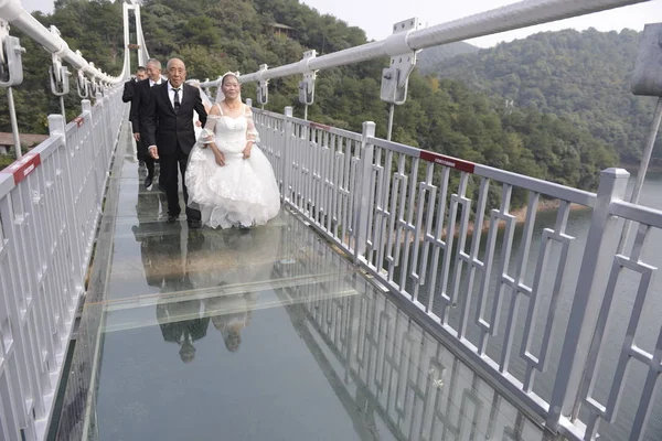 Vier Paare Alter Von Über Jahren Fotografieren Auf Einer Brücke — Stockfoto