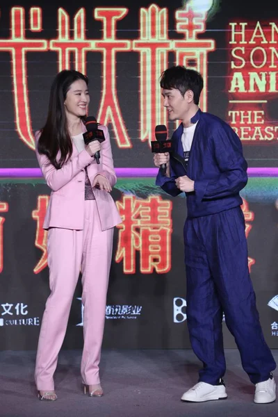 中国演员冯少峰 和女演员刘一飞出席2017年10月15日在中国北京举行的电影 汉森与野兽 新闻发布会 — 图库照片
