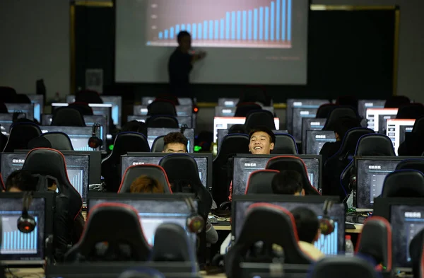 Studenci Sichuan Film Telewizja Kolegium Podjąć Planowym Przebieg Sportowych Gier — Zdjęcie stockowe