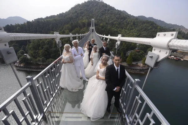 Vier Paare Alter Von Über Jahren Fotografieren Auf Einer Brücke — Stockfoto