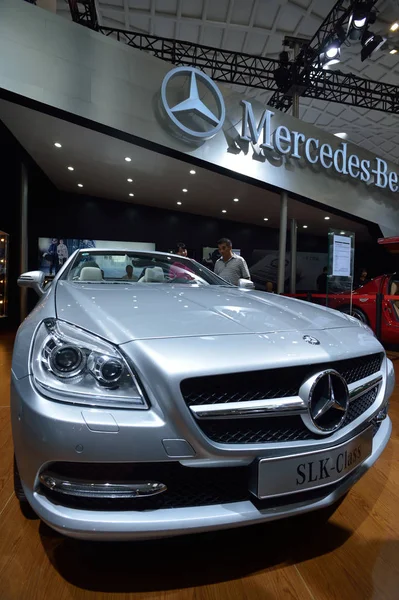 Visitantes Olham Para Carro Mercedes Benz Slk Class Durante Uma — Fotografia de Stock