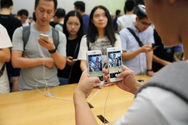 Customer Compares Iphone Smartphone Iphone Smartphone Apple Store Guangzhou City — Stock Photo, Image
