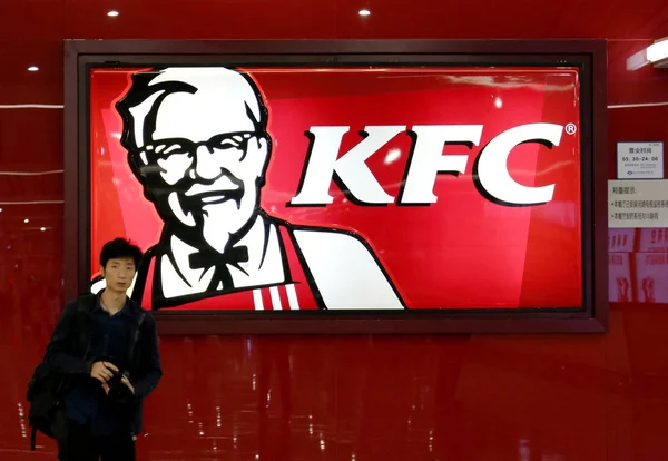 2016年10月13日 一位顾客走过中国重庆百胜品牌肯德基的招牌 — 图库照片