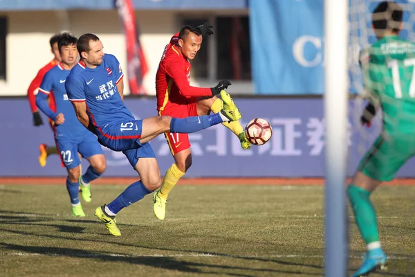 Chorvatský Fotbalový Reprezentant Goran Milovic Vlevo Chongqing Dangdai Lifan Zpochybňuje — Stock fotografie