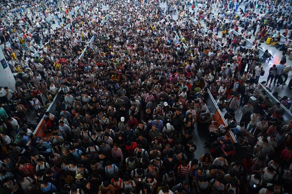 Passeggeri Cinesi Affollano Stazione Ferroviaria Nanchang Vista Della Giornata Nazionale — Foto Stock