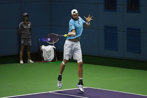 John Isner Dos Estados Unidos Serve Contra Stefanos Tsitsipas Grécia — Fotografia de Stock