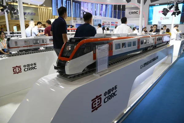 Människor Besöker Montern Crrc China Railway Rullande Materiel Corp Ltd — Stockfoto