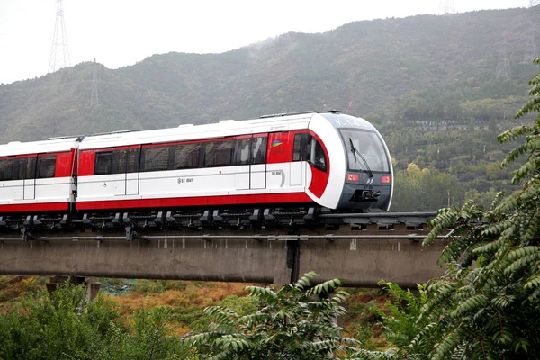 Bir Maglev Tren Pekin Bir Deneme Operasyonu Sırasında Ağır Yağmur — Stok fotoğraf