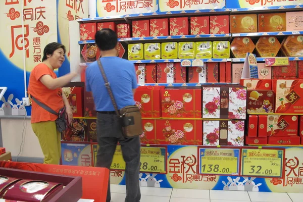 Los Clientes File Compran Tartas Luna Supermercado Shanghai China Septiembre —  Fotos de Stock