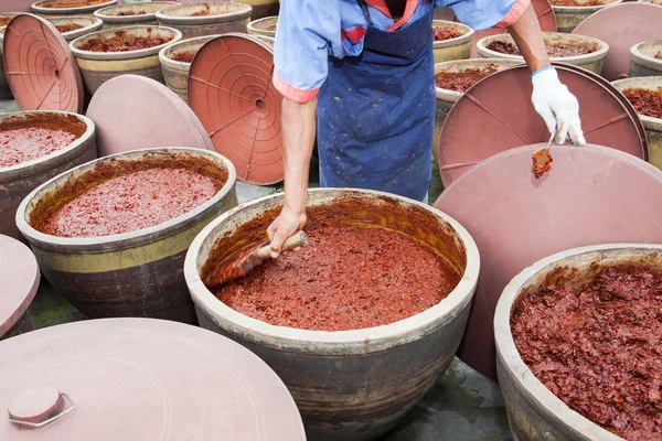 Travailleur Chinois Prépare Une Sauce Tremper Sichuan Sur Des Pots — Photo