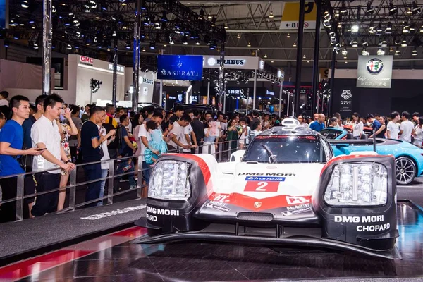 Los Visitantes Llenan Stand Alfa Romeo Durante Una Exhibición Automóviles — Foto de Stock