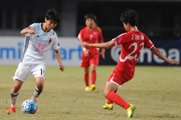 Riko Ueki Izquierda Japón Patea Pelota Para Hacer Pase Contra — Foto de Stock