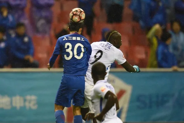 Senegalesisk Fotbollsspelare Mbaye Diagne Höger Tianjin Teda Huvuden Bollen Mot — Stockfoto