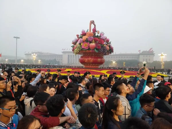 Люди Ждут Площади Тянь Аньмэнь Посмотреть Церемонию Поднятия Национального Флага — стоковое фото