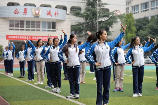 Studenten Voeren Sichuan Opera Geïnspireerde Gymnastiek Gemaakt Door Sichuan Opera — Stockfoto