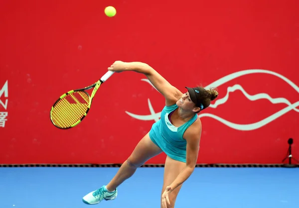 Jennifer Brady Los Estados Unidos Sirve Contra Zhang Shuai China — Foto de Stock