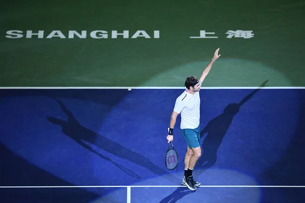 スイスのロジャー フェデラーは 2017 上海の七種森林スポーツ市テニス センターの上海マスターズ テニス大会中に男子シングルスの決勝でスペインのラファエル ナダルを破り祝う — ストック写真