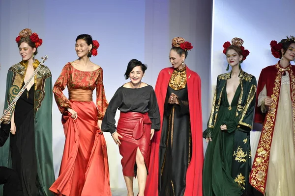Modelleri Yeni Kreasyonlar Dilara Zakir Defilede Çin Moda Hafta Ilkbahar — Stok fotoğraf