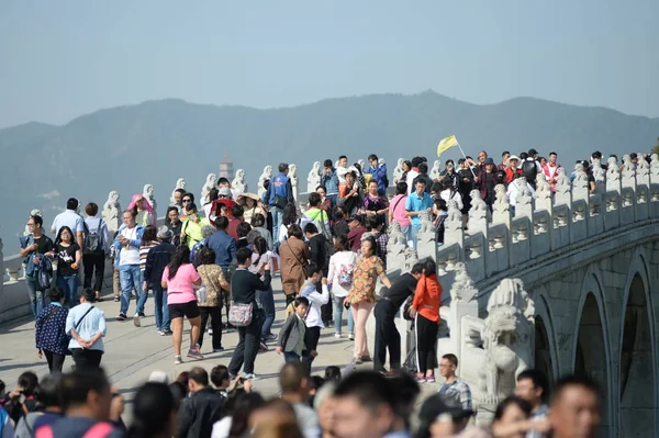 Turisti Affollano Palazzo Estate Noto Anche Come Yiheyuan Durante Giornata — Foto Stock