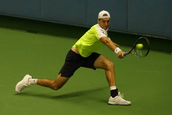 ドイツの 月レナード Struff 2017 日中国 上海市に上海マスターズ テニス大会中にショットを南アフリカのケビン アンダーソンに男子シングルスの彼らの第二ラウンドの試合で返します — ストック写真