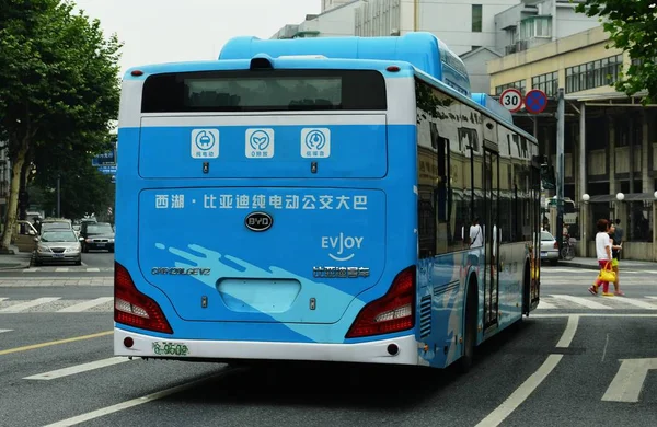Электрический Автобус Byd Едет Дороге Городе Ханчжоу Провинция Чжэцзян Июля — стоковое фото