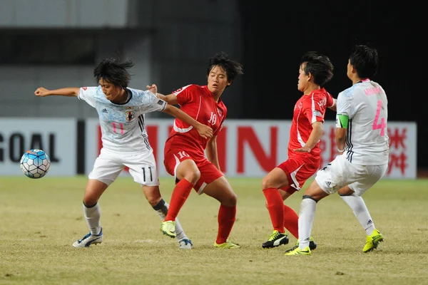 Saori Takarada Lewo Japonii Kopie Piłkę Przebiegu Przed Hae Yon — Zdjęcie stockowe