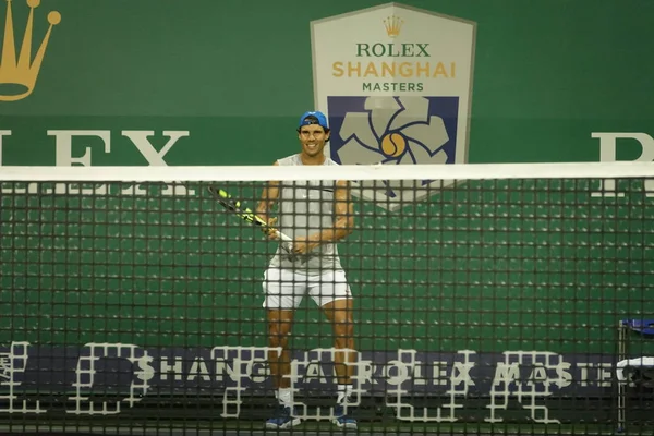 スペインのテニス選手ラファエル ナダルは一部 上海の上海マスターズ テニスのトーナメントのためのトレーニング セッションで 2017 — ストック写真