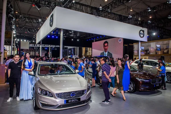 Visitantes Lotam Estande Volvo Durante Show Automóveis Cidade Chengdu Província — Fotografia de Stock