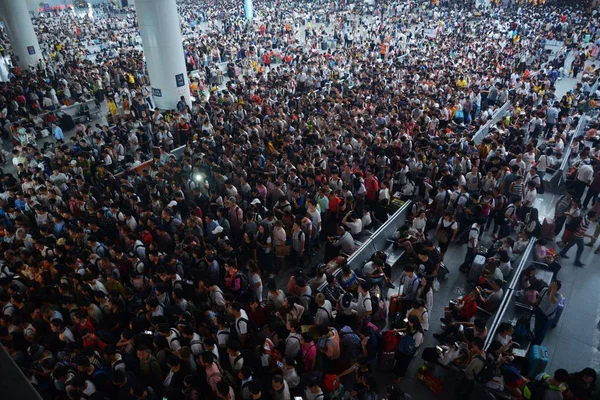 Kínai Utasok Tömeg Nanchang Pályaudvar Nemzeti Ünnep Közép Őszi Fesztivál — Stock Fotó