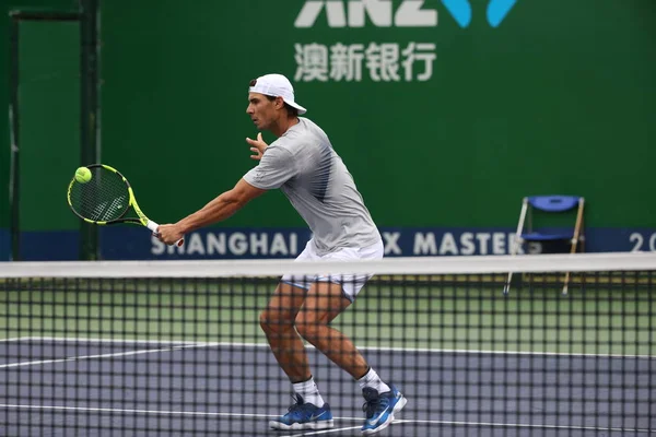 スペインのテニス選手ラファエル ナダルは 2017 上海の上海マスターズ テニスのトーナメントの 日間のトレーニング セッションに参加 — ストック写真