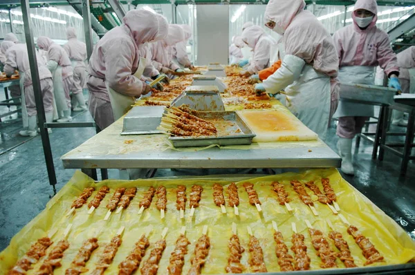 Lavoratori Cinesi Trasformano Pollo Sulla Linea Produzione Una Fabbrica Del — Foto Stock