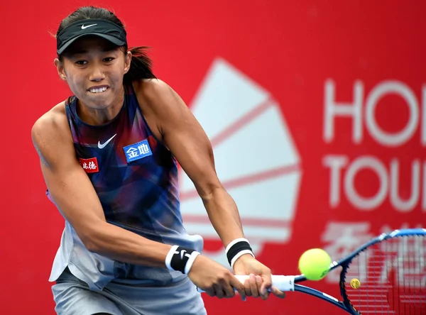 Zhang Shuai Chin Zwraca Strzał Jennifer Brady Stanów Zjednoczonych Drugim — Zdjęcie stockowe