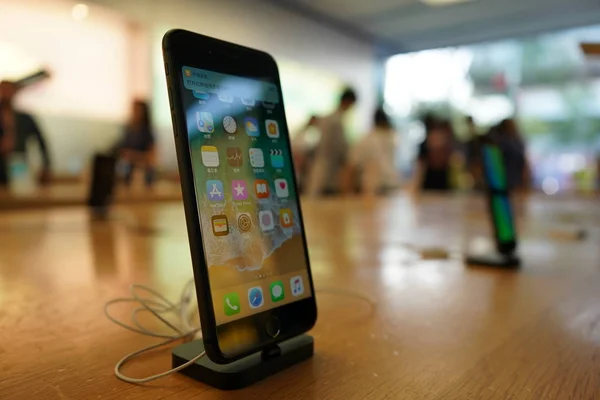 Iphone Smartphone Display Apple Store Sanlitun Shopping Area Beijing China — Stock Photo, Image